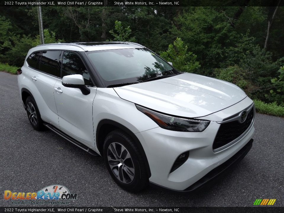 Front 3/4 View of 2022 Toyota Highlander XLE Photo #5