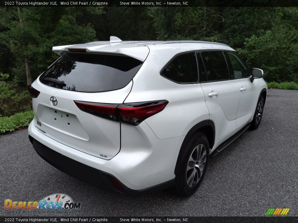 2022 Toyota Highlander XLE Wind Chill Pearl / Graphite Photo #7