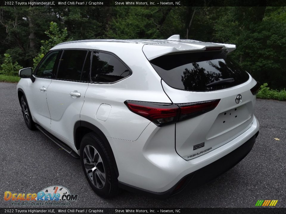 2022 Toyota Highlander XLE Wind Chill Pearl / Graphite Photo #10