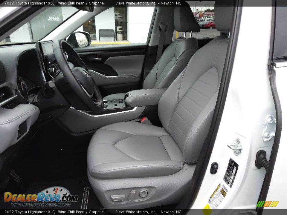 Front Seat of 2022 Toyota Highlander XLE Photo #13