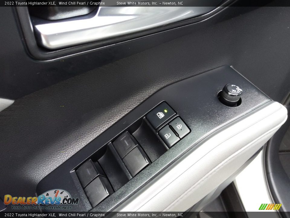 Controls of 2022 Toyota Highlander XLE Photo #14