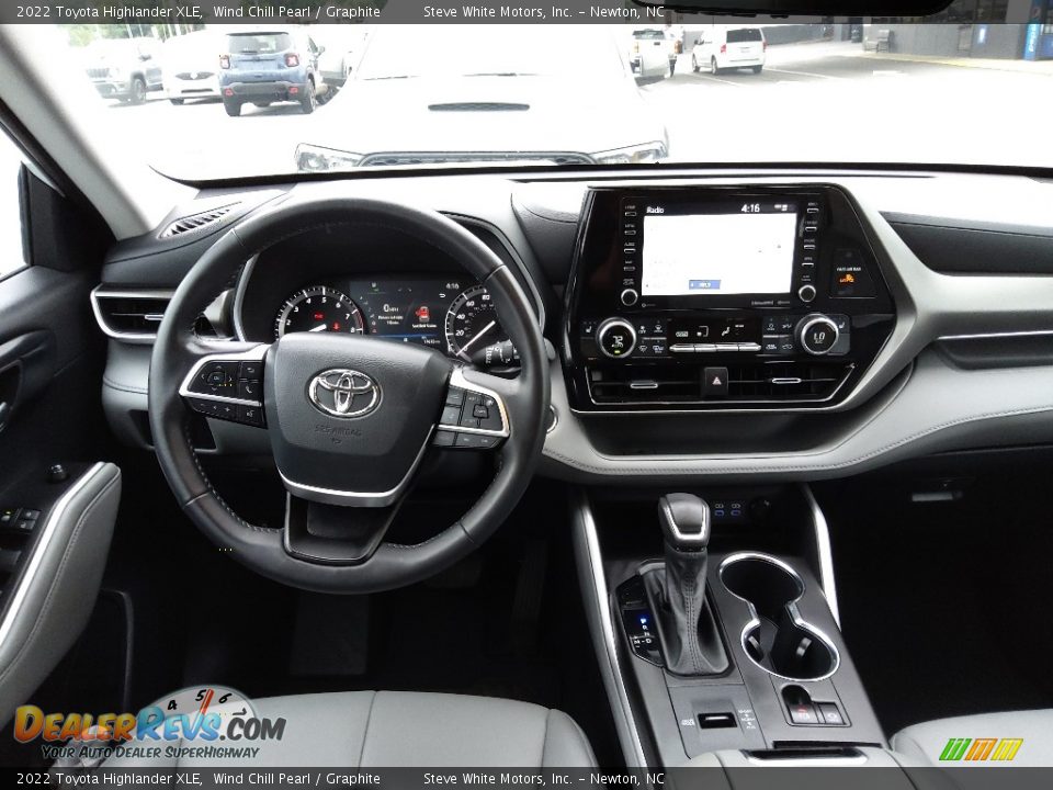 Dashboard of 2022 Toyota Highlander XLE Photo #21