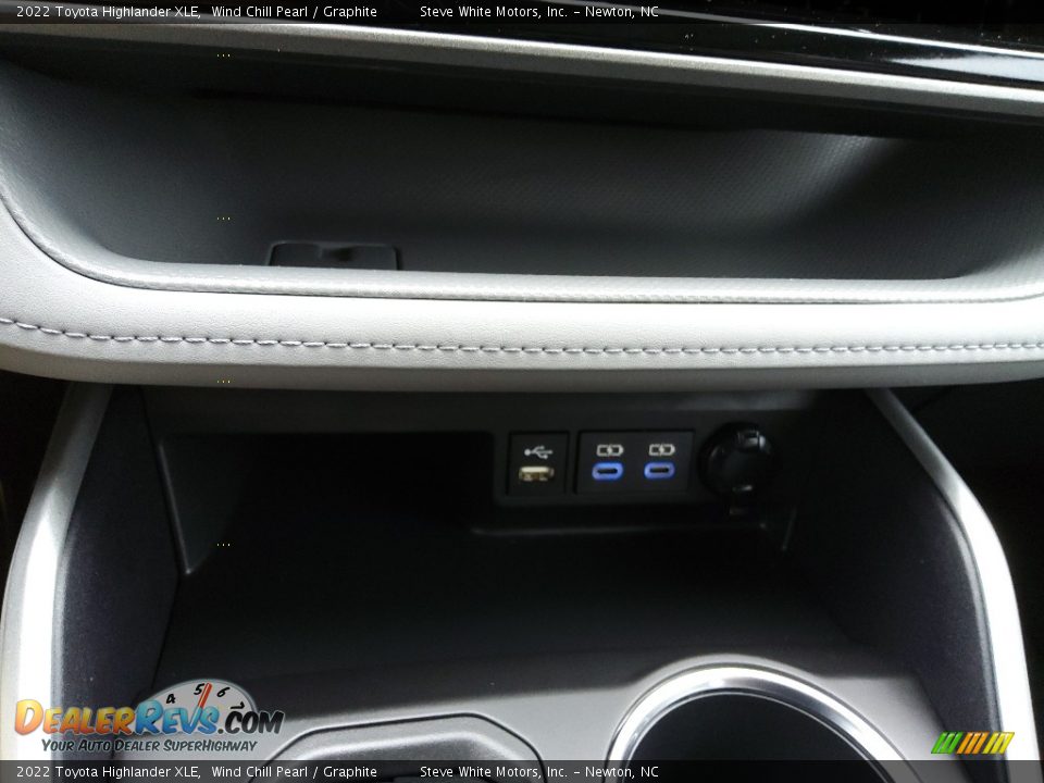 2022 Toyota Highlander XLE Wind Chill Pearl / Graphite Photo #27