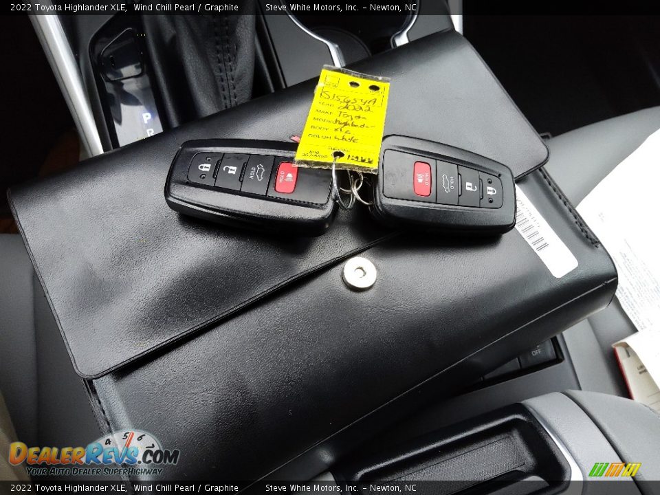 Keys of 2022 Toyota Highlander XLE Photo #32