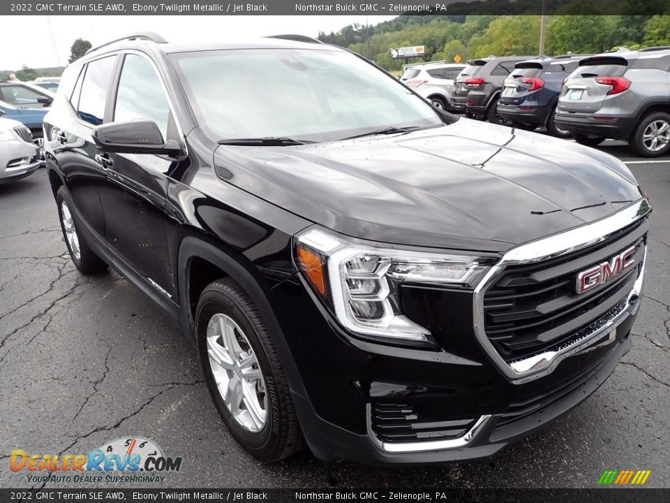 Front 3/4 View of 2022 GMC Terrain SLE AWD Photo #9