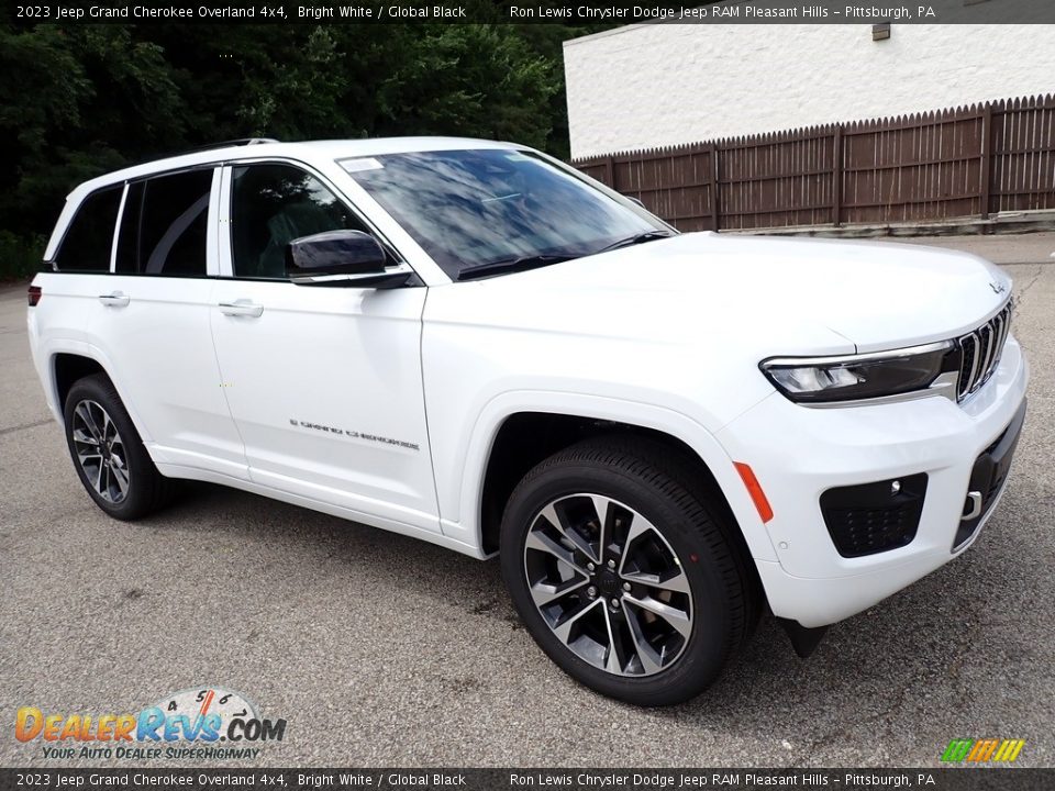 Front 3/4 View of 2023 Jeep Grand Cherokee Overland 4x4 Photo #8