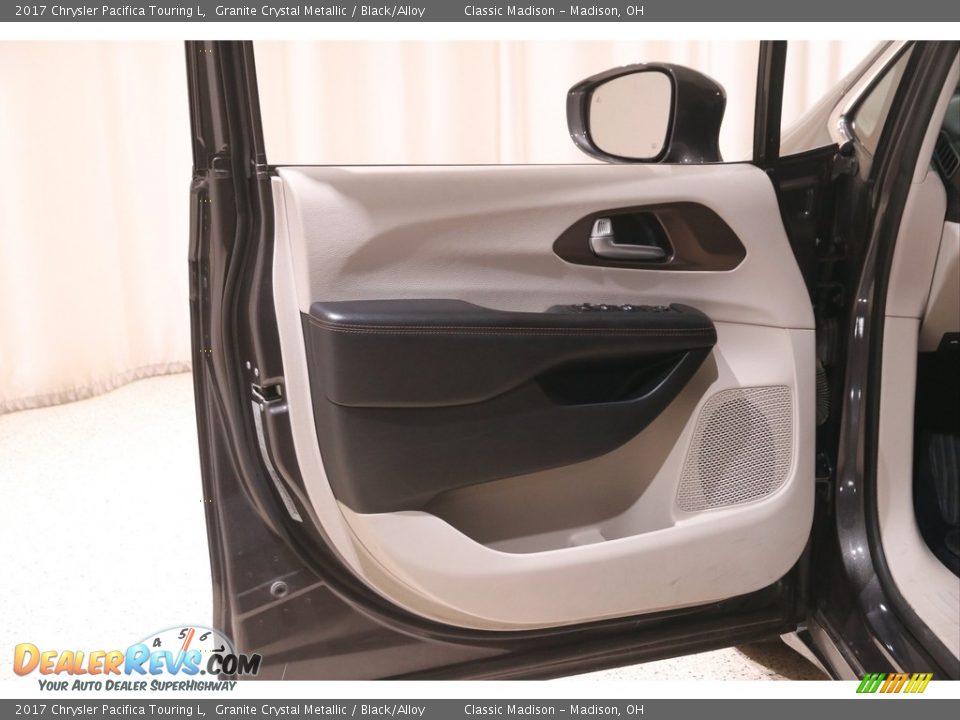 2017 Chrysler Pacifica Touring L Granite Crystal Metallic / Black/Alloy Photo #4