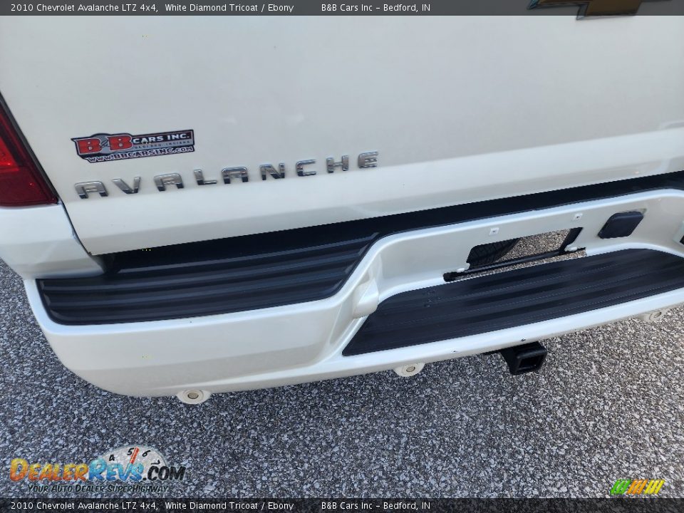 2010 Chevrolet Avalanche LTZ 4x4 White Diamond Tricoat / Ebony Photo #21