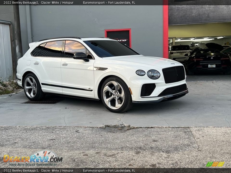 Front 3/4 View of 2022 Bentley Bentayga S Photo #9