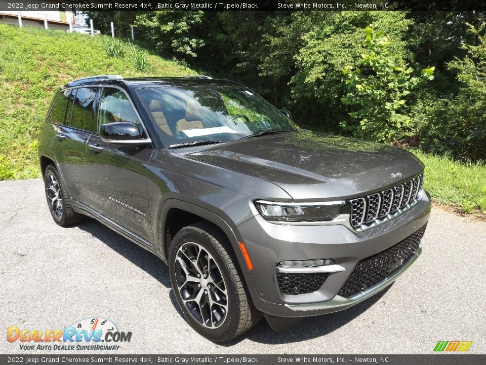 Front 3/4 View of 2022 Jeep Grand Cherokee Summit Reserve 4x4 Photo #4