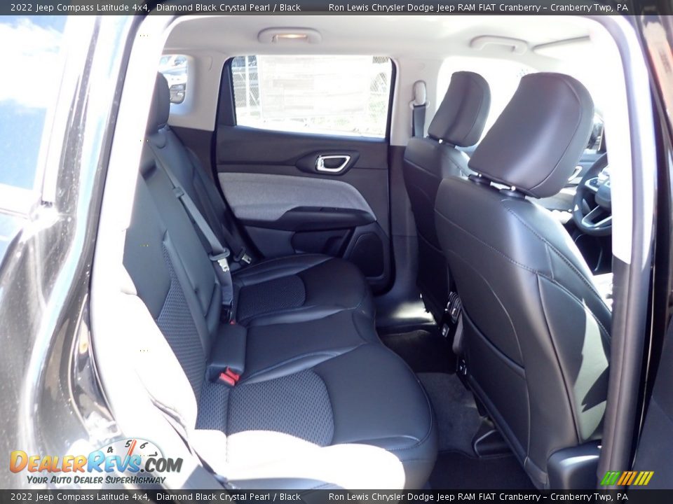 2022 Jeep Compass Latitude 4x4 Diamond Black Crystal Pearl / Black Photo #11