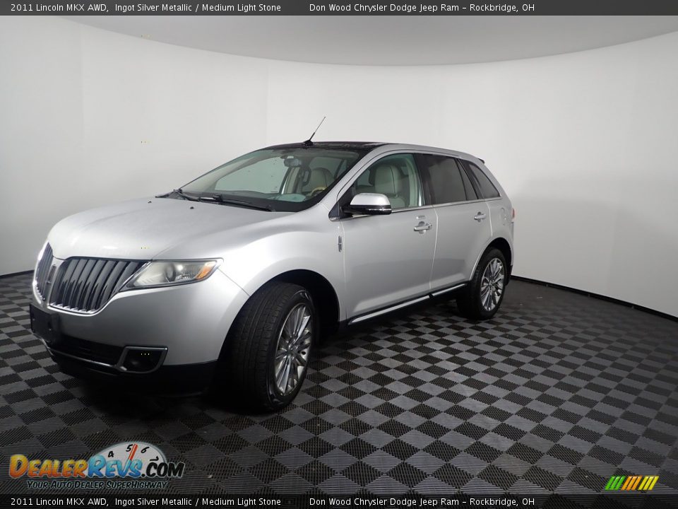 Front 3/4 View of 2011 Lincoln MKX AWD Photo #4