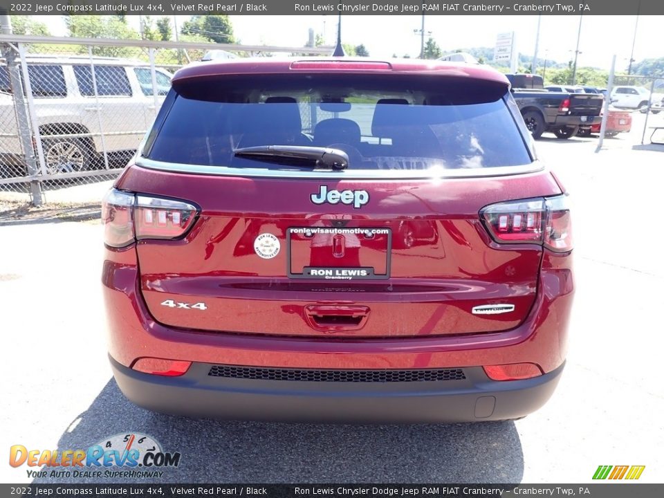 2022 Jeep Compass Latitude Lux 4x4 Velvet Red Pearl / Black Photo #4