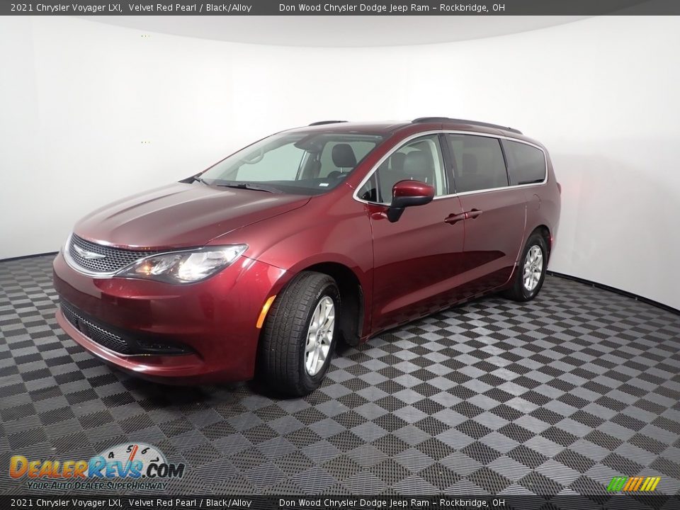 Front 3/4 View of 2021 Chrysler Voyager LXI Photo #5