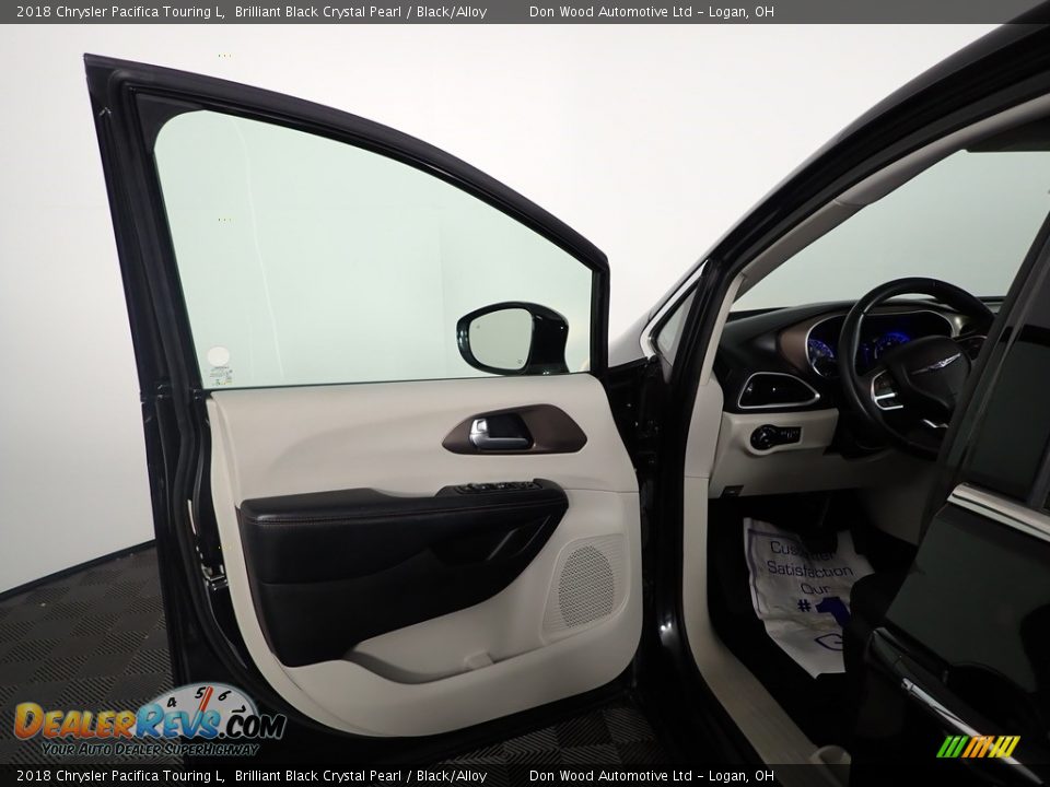 2018 Chrysler Pacifica Touring L Brilliant Black Crystal Pearl / Black/Alloy Photo #11
