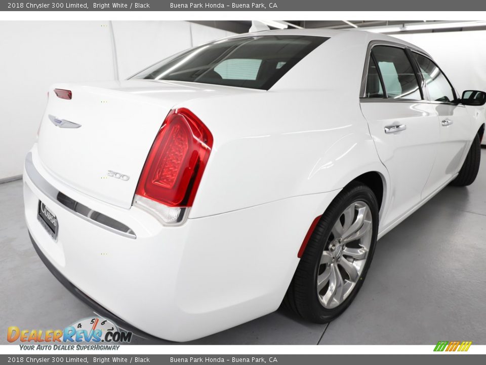 2018 Chrysler 300 Limited Bright White / Black Photo #5