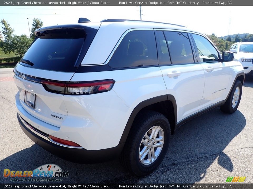 2023 Jeep Grand Cherokee Laredo 4x4 Bright White / Global Black Photo #5