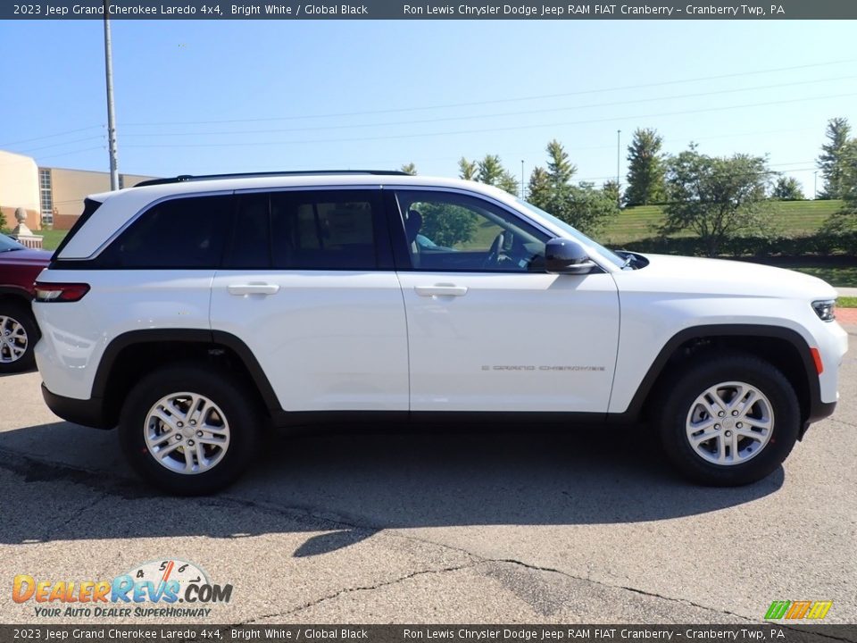 2023 Jeep Grand Cherokee Laredo 4x4 Bright White / Global Black Photo #6