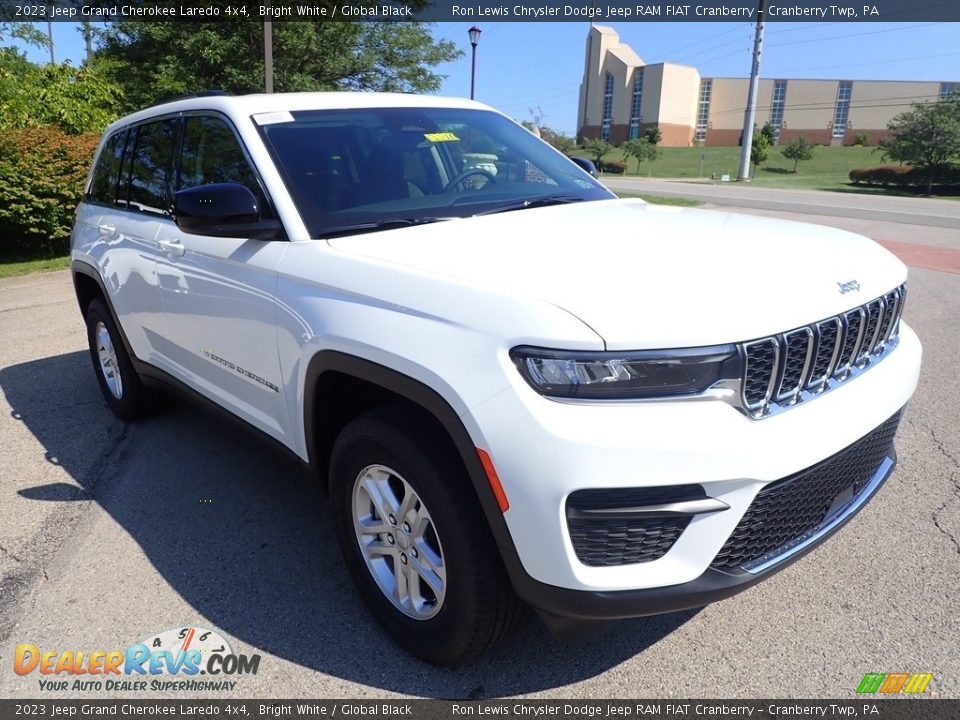 Front 3/4 View of 2023 Jeep Grand Cherokee Laredo 4x4 Photo #7