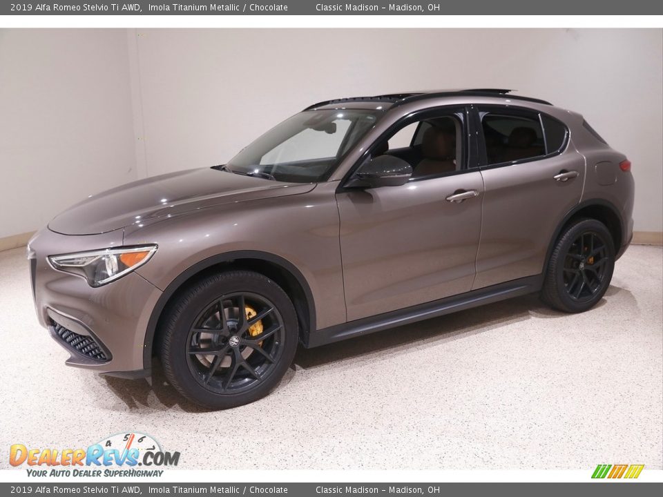 Front 3/4 View of 2019 Alfa Romeo Stelvio Ti AWD Photo #3