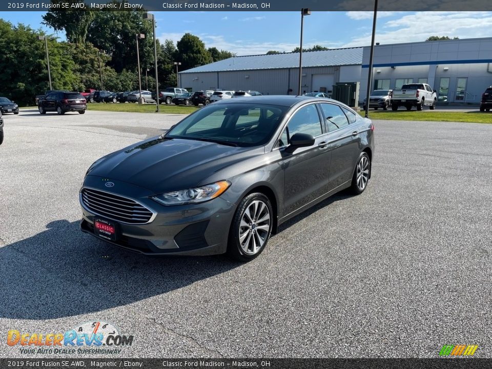 Front 3/4 View of 2019 Ford Fusion SE AWD Photo #1