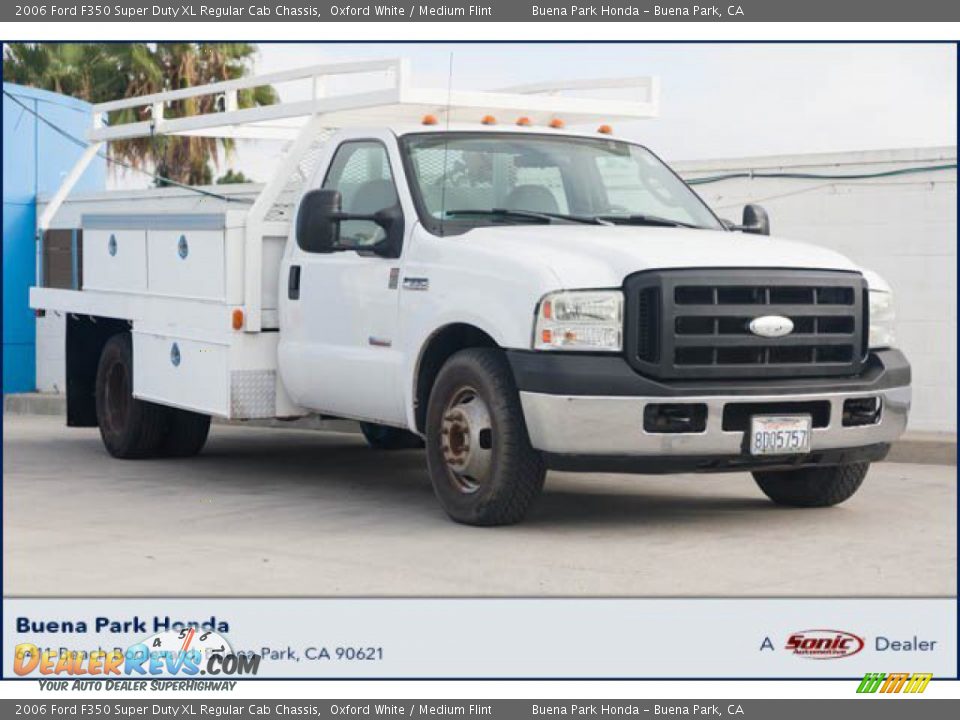 2006 Ford F350 Super Duty XL Regular Cab Chassis Oxford White / Medium Flint Photo #1