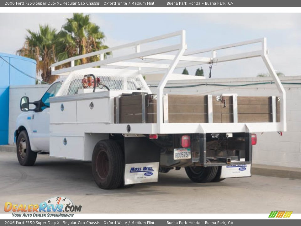 2006 Ford F350 Super Duty XL Regular Cab Chassis Oxford White / Medium Flint Photo #2