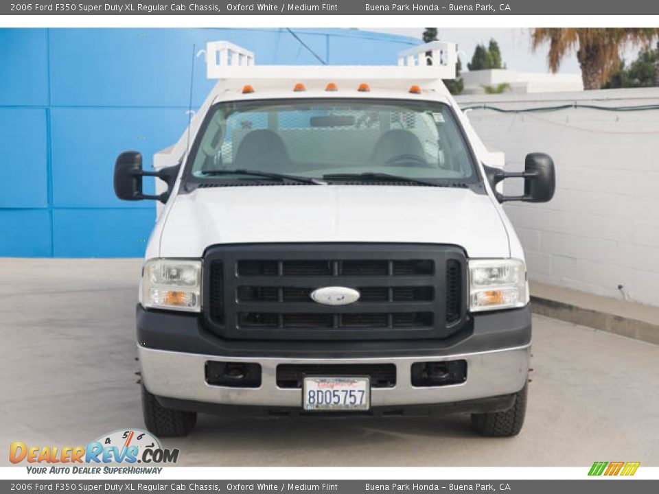 2006 Ford F350 Super Duty XL Regular Cab Chassis Oxford White / Medium Flint Photo #6