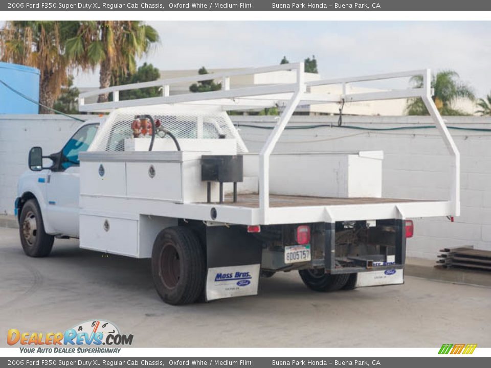 2006 Ford F350 Super Duty XL Regular Cab Chassis Oxford White / Medium Flint Photo #12