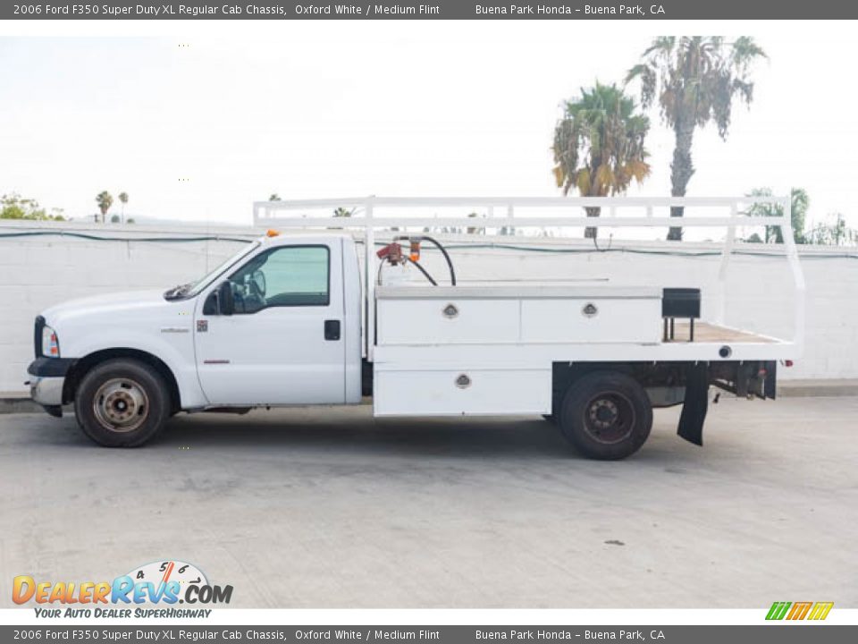 2006 Ford F350 Super Duty XL Regular Cab Chassis Oxford White / Medium Flint Photo #15