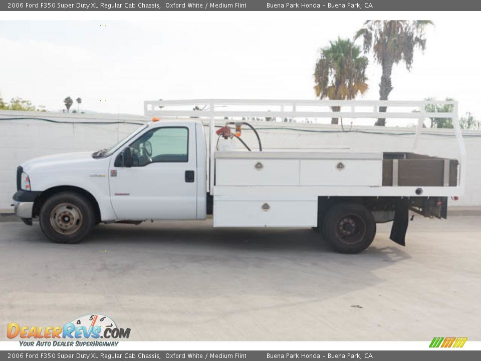 2006 Ford F350 Super Duty XL Regular Cab Chassis Oxford White / Medium Flint Photo #16