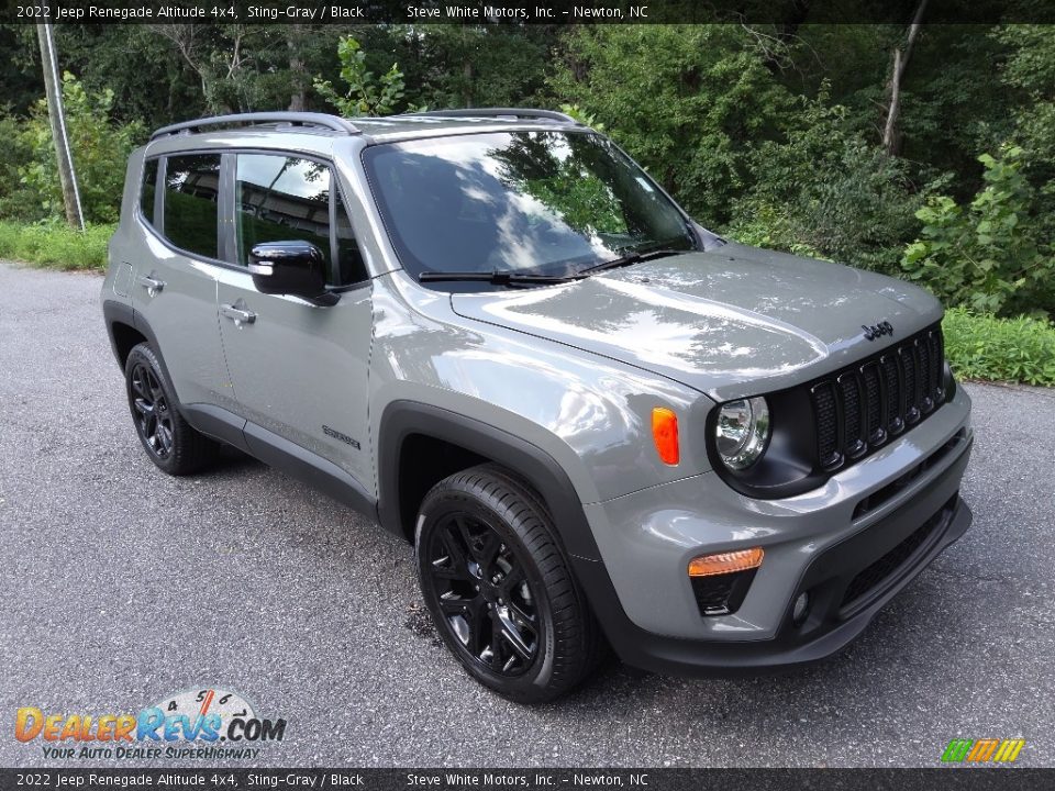 Front 3/4 View of 2022 Jeep Renegade Altitude 4x4 Photo #4