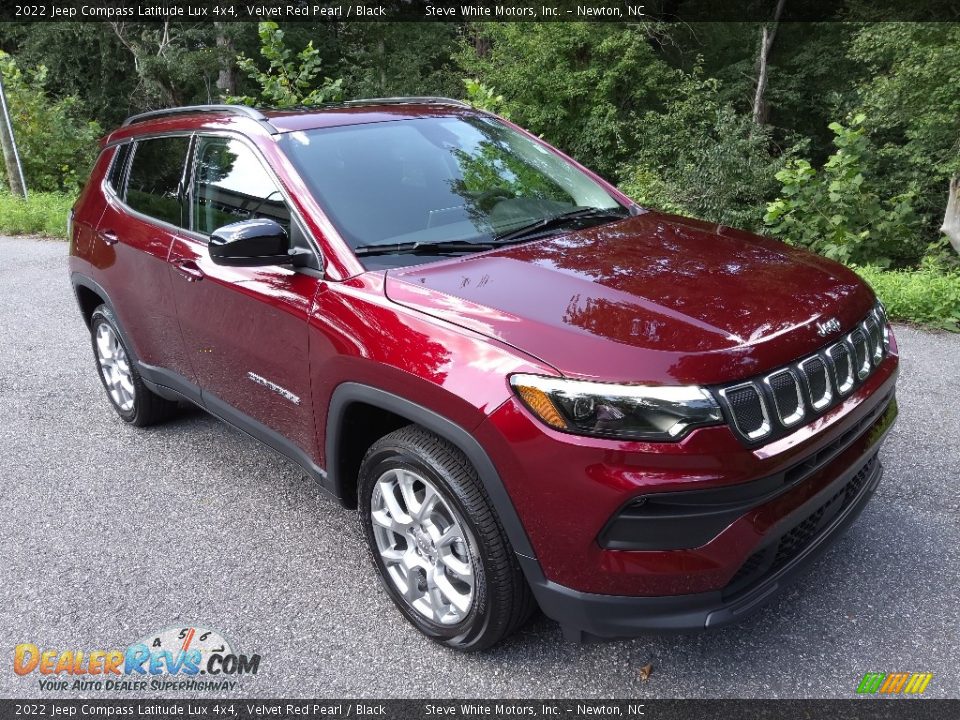 Front 3/4 View of 2022 Jeep Compass Latitude Lux 4x4 Photo #4