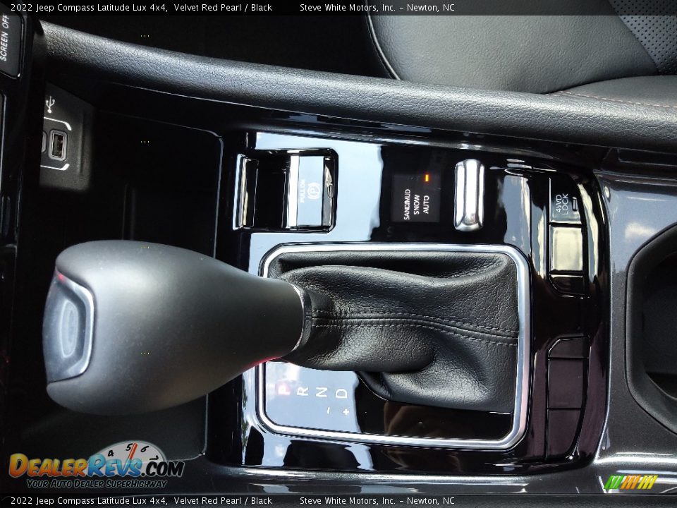 2022 Jeep Compass Latitude Lux 4x4 Shifter Photo #25