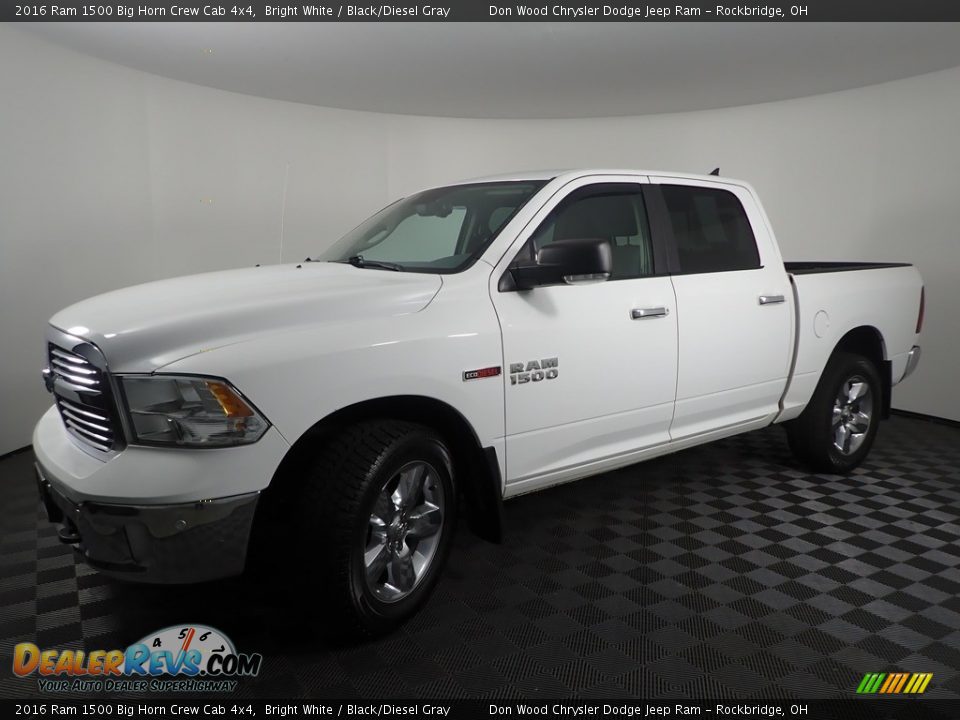 Front 3/4 View of 2016 Ram 1500 Big Horn Crew Cab 4x4 Photo #7