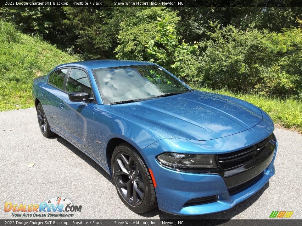 Front 3/4 View of 2022 Dodge Charger SXT Blacktop Photo #4