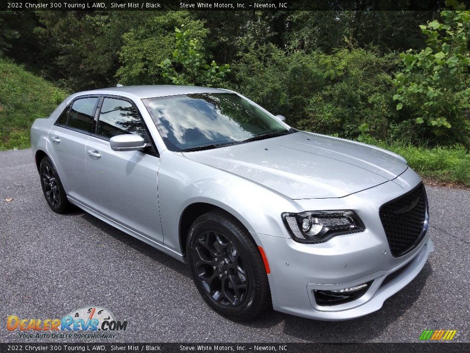 Front 3/4 View of 2022 Chrysler 300 Touring L AWD Photo #4