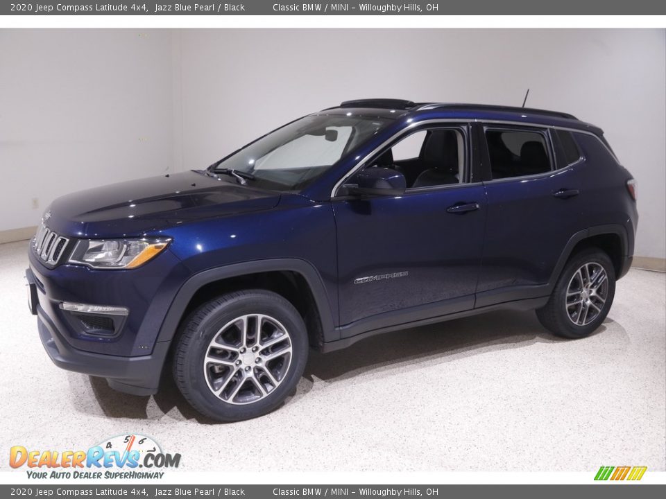Front 3/4 View of 2020 Jeep Compass Latitude 4x4 Photo #3