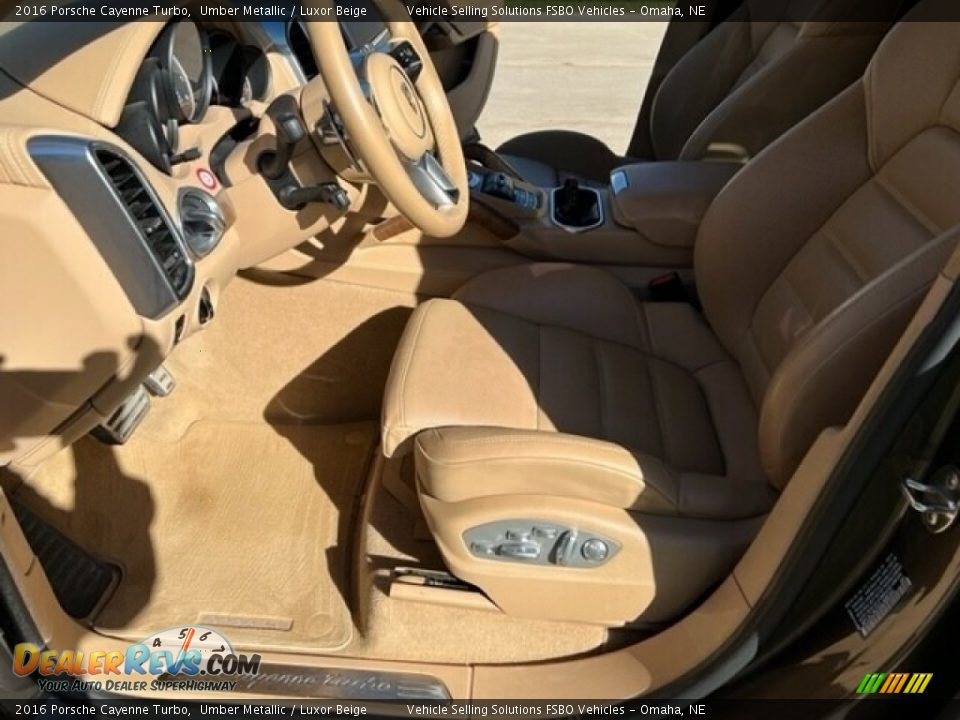 Front Seat of 2016 Porsche Cayenne Turbo Photo #4