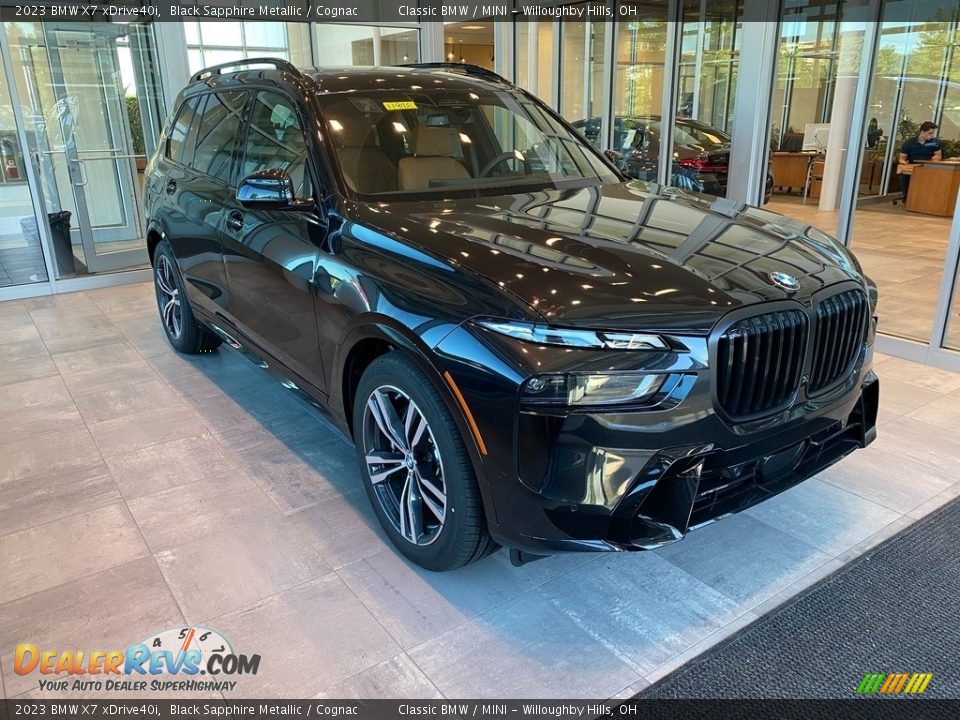 Front 3/4 View of 2023 BMW X7 xDrive40i Photo #1