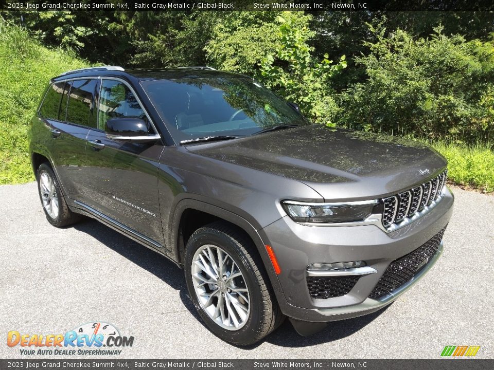 Front 3/4 View of 2023 Jeep Grand Cherokee Summit 4x4 Photo #4