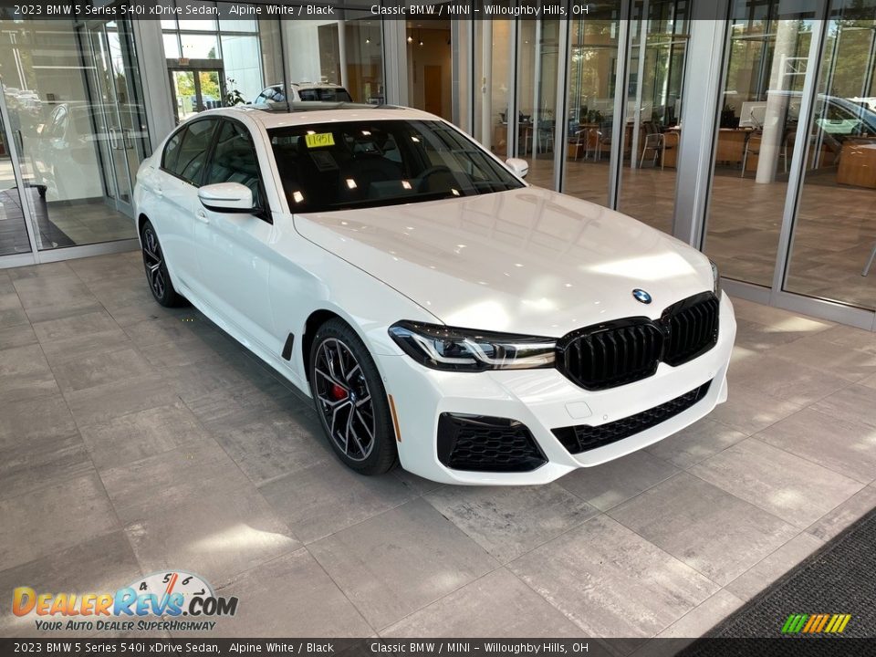 Front 3/4 View of 2023 BMW 5 Series 540i xDrive Sedan Photo #1