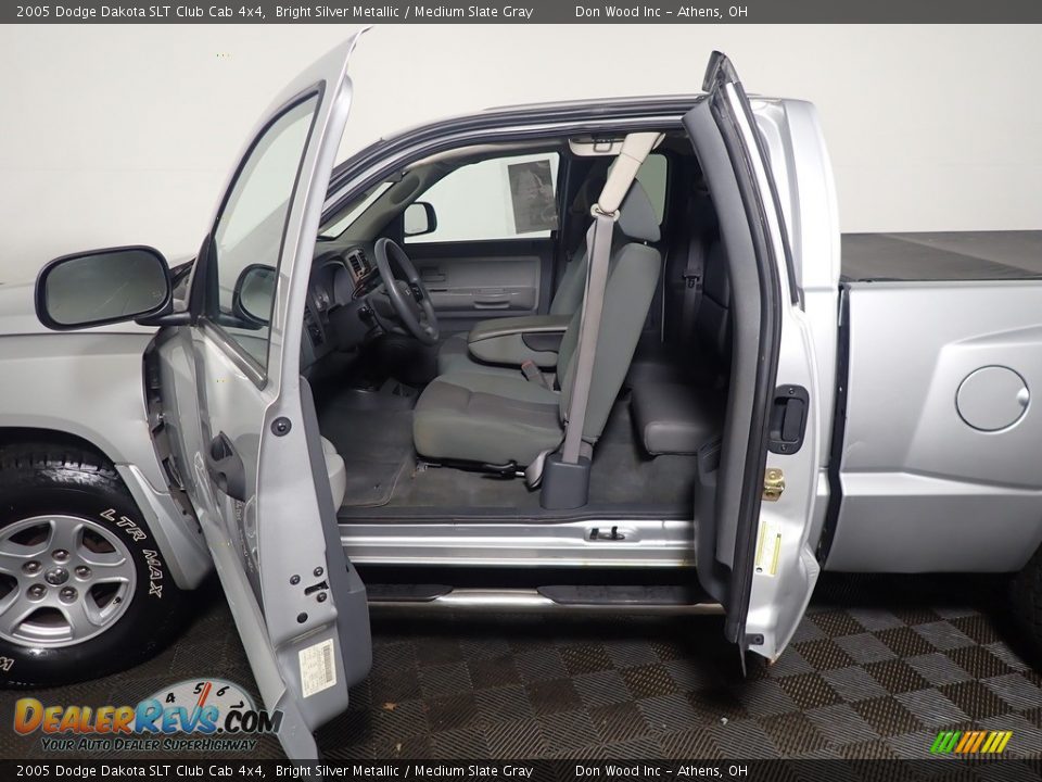 2005 Dodge Dakota SLT Club Cab 4x4 Bright Silver Metallic / Medium Slate Gray Photo #27
