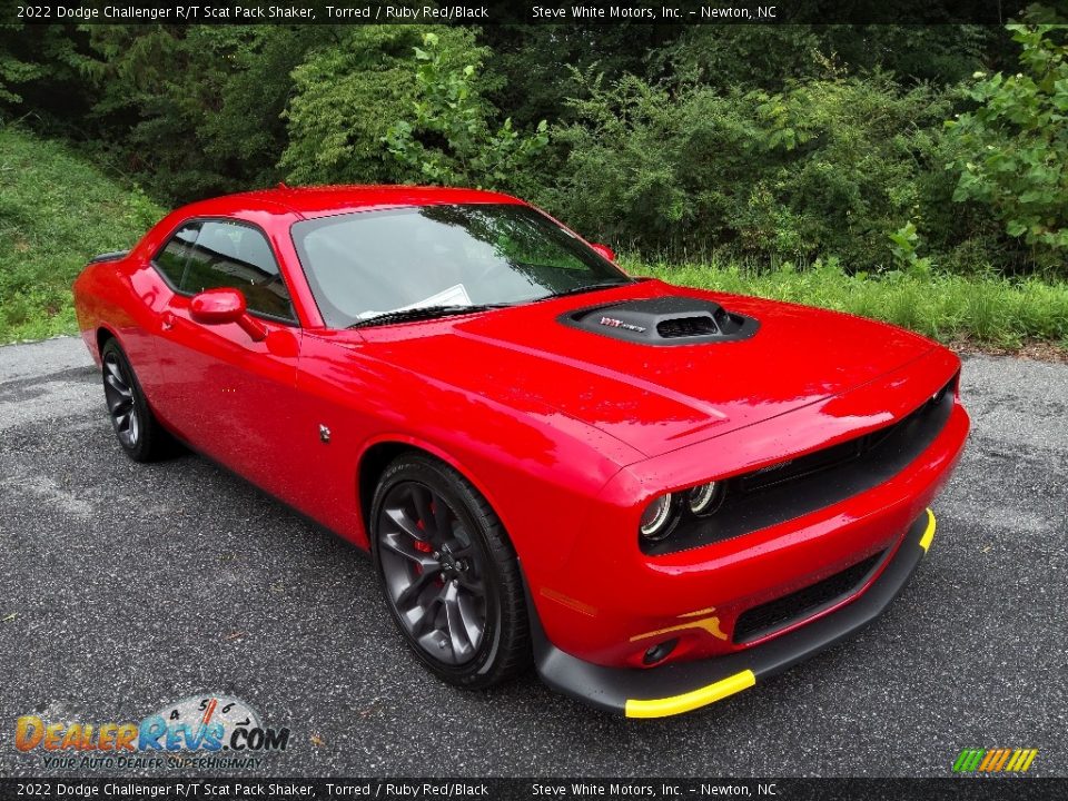 Front 3/4 View of 2022 Dodge Challenger R/T Scat Pack Shaker Photo #4