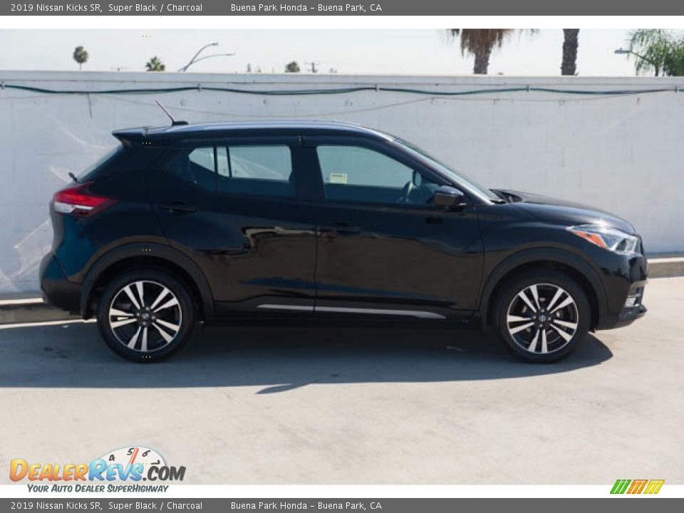 2019 Nissan Kicks SR Super Black / Charcoal Photo #10