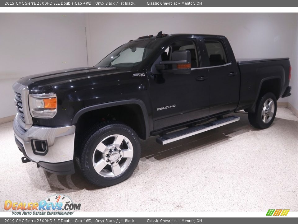 Front 3/4 View of 2019 GMC Sierra 2500HD SLE Double Cab 4WD Photo #3