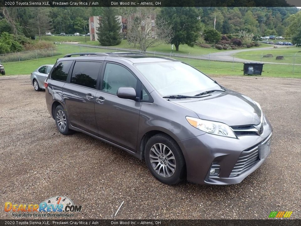Front 3/4 View of 2020 Toyota Sienna XLE Photo #2