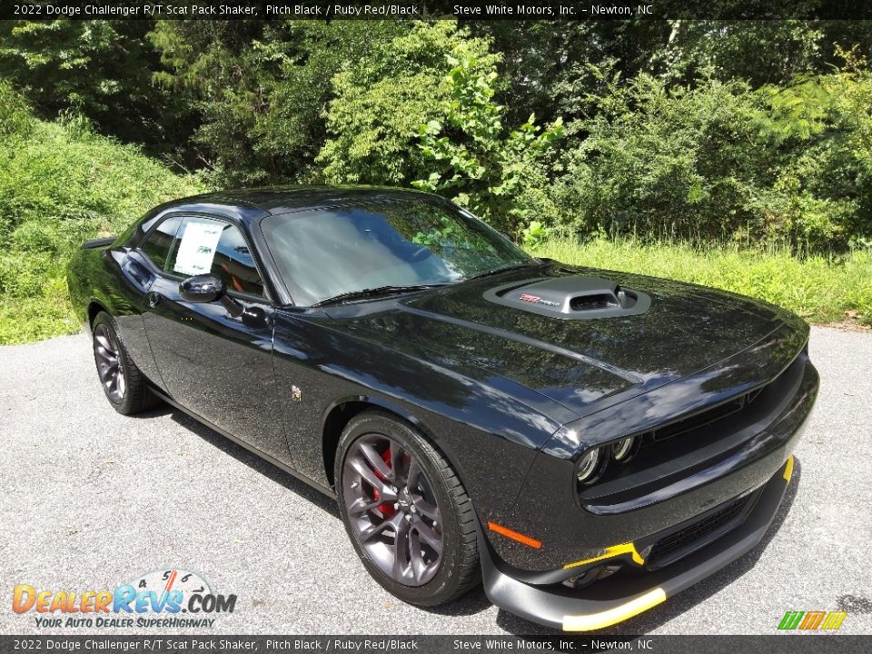 Front 3/4 View of 2022 Dodge Challenger R/T Scat Pack Shaker Photo #4