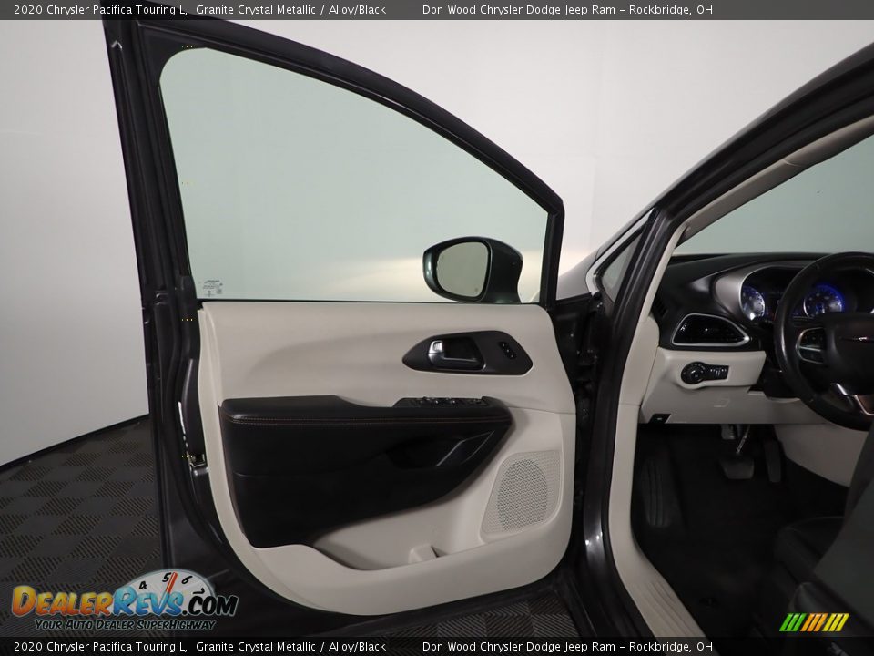 2020 Chrysler Pacifica Touring L Granite Crystal Metallic / Alloy/Black Photo #12