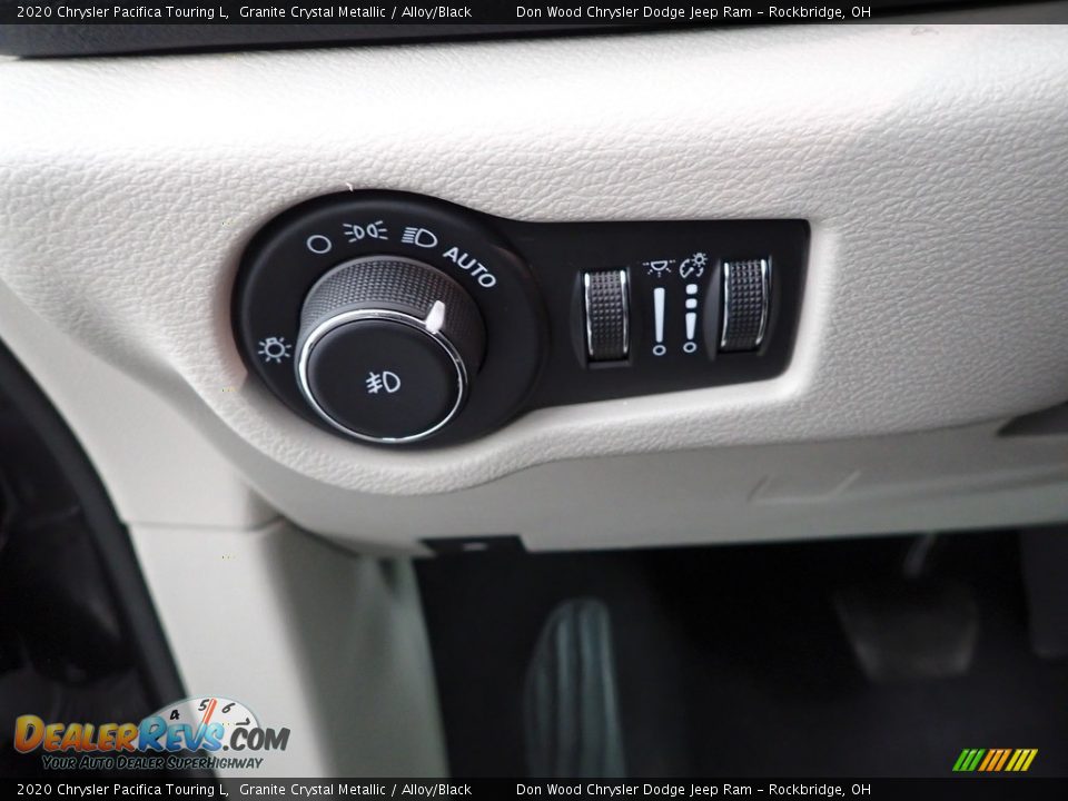 2020 Chrysler Pacifica Touring L Granite Crystal Metallic / Alloy/Black Photo #16